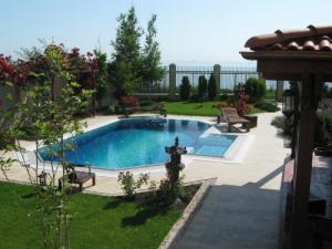 PISCINE DE LUX DIN BETON ARMAT
